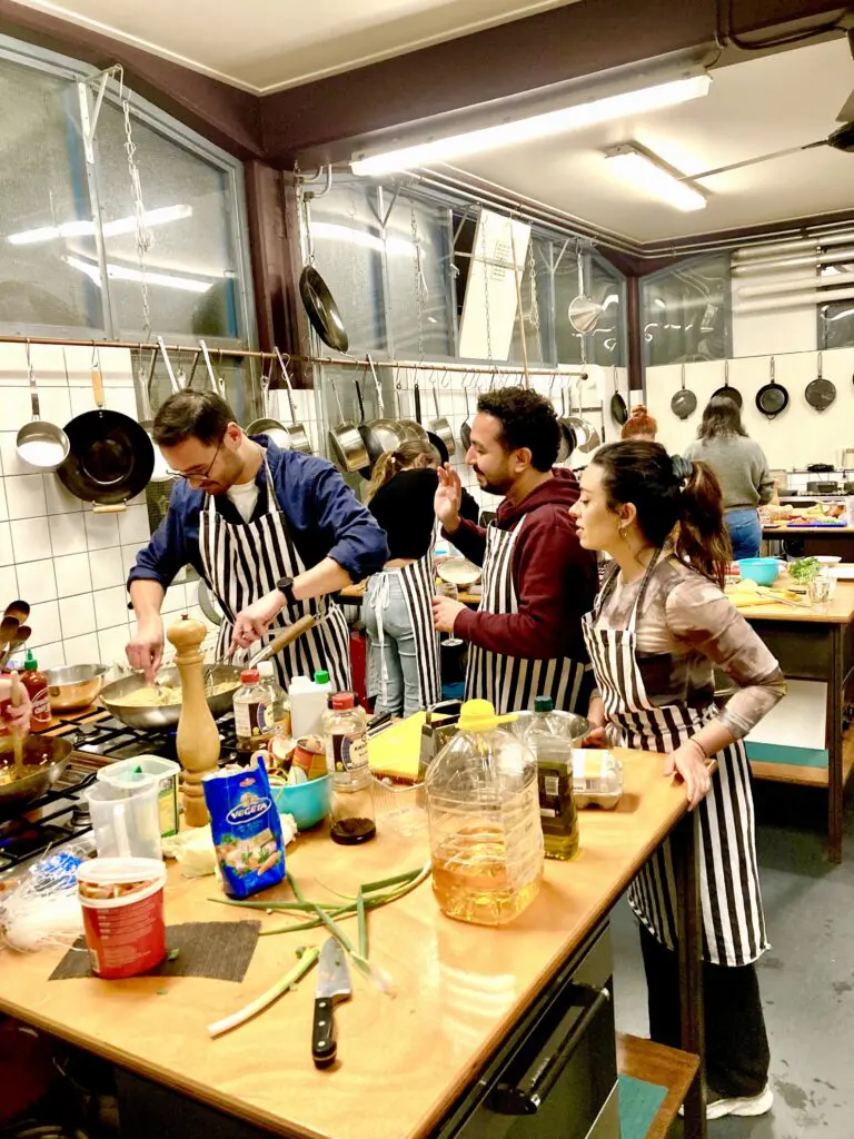 Kookworkshop in Amsterdam bij Dennis Leeuw voor een verrassende en originele kookworkshop. Ideaal voor een dynamisch uitje.