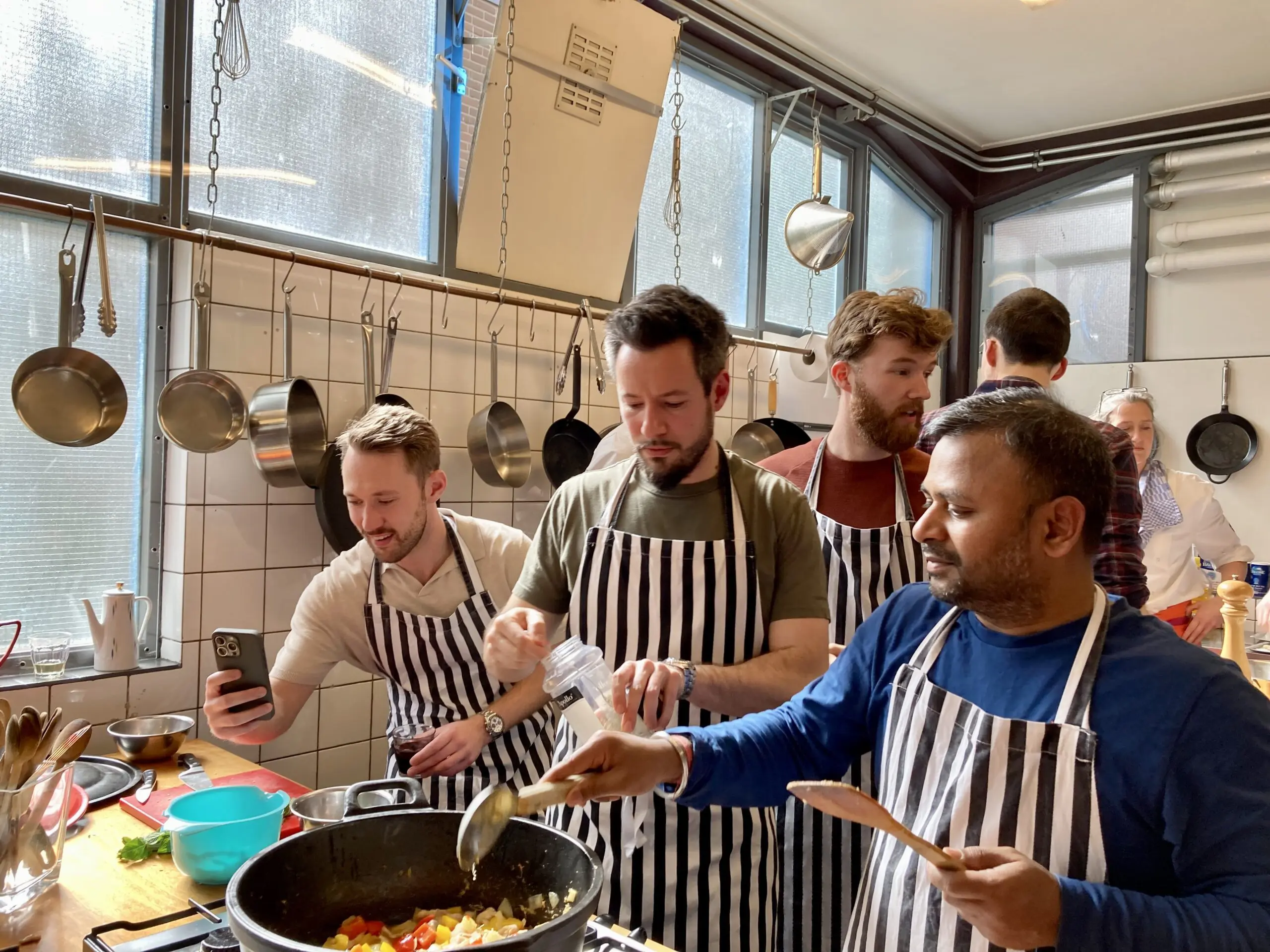 Kookworkshop in Amsterdam bij Dennis Leeuw voor een verrassende en originele kookworkshop. Ideaal voor een dynamisch uitje.