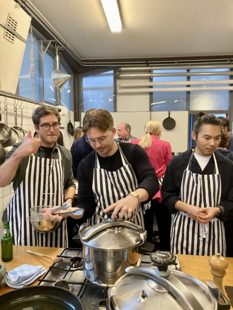 Kookworkshop in Amsterdam bij Dennis Leeuw voor een verrassende en originele kookworkshop. Ideaal voor een dynamisch uitje.