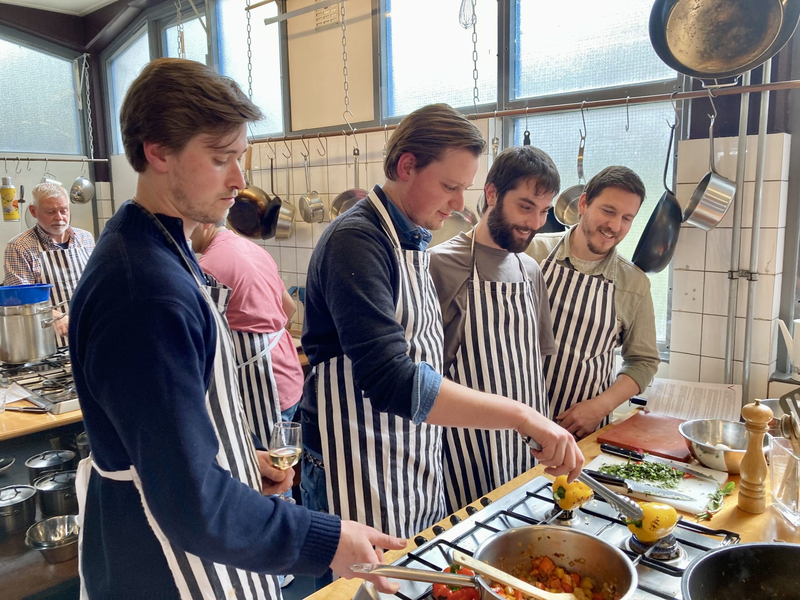 Kookworkshop in Amsterdam bij Dennis Leeuw voor een verrassende en originele kookworkshop. Ideaal voor een dynamisch uitje.