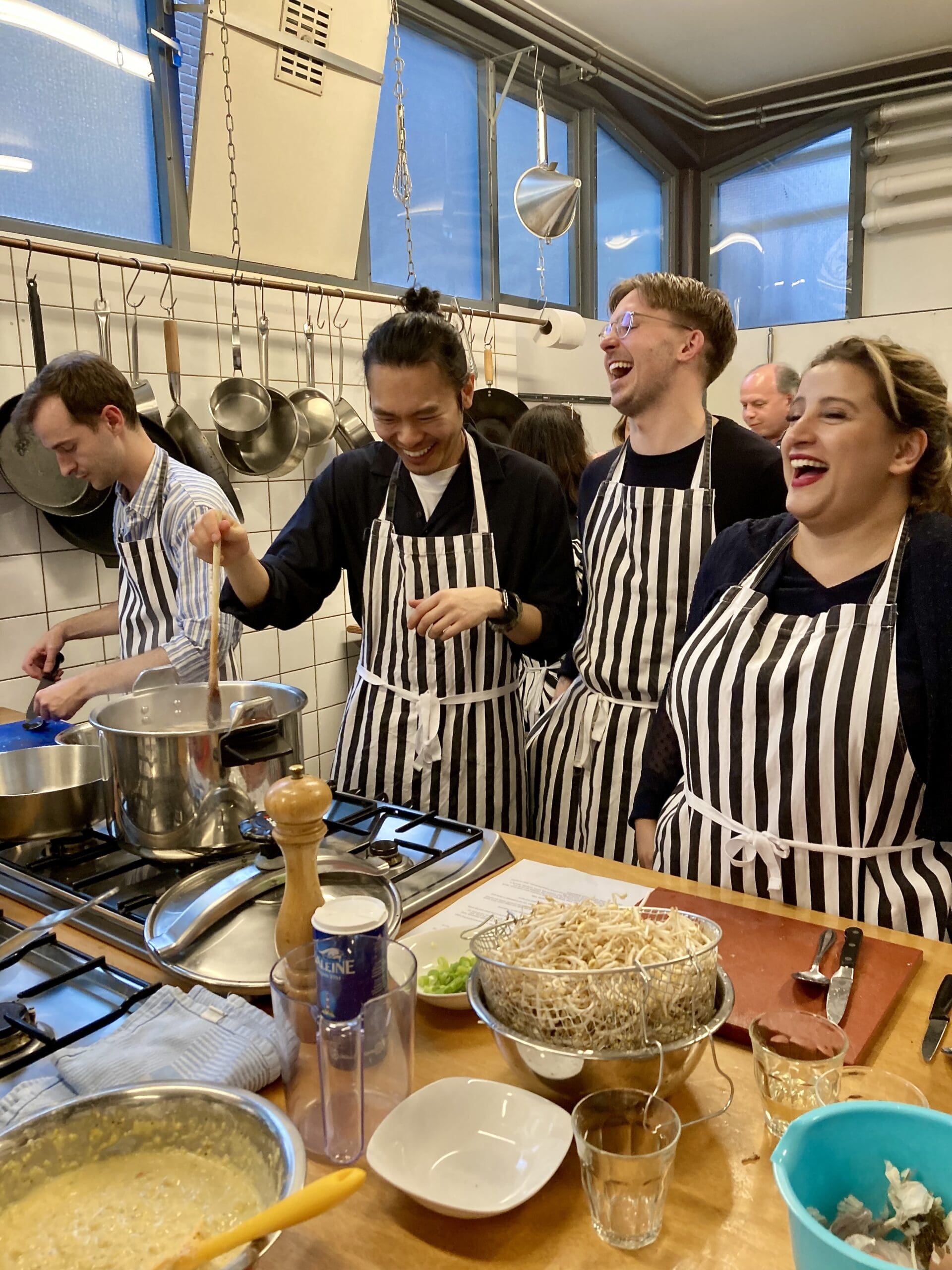 Kookworkshop in Amsterdam bij Dennis Leeuw voor een verrassende en originele kookworkshop. Ideaal voor een dynamisch uitje.