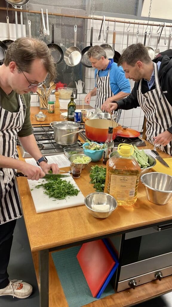 Kookworkshop in Amsterdam bij Dennis Leeuw voor een verrassende en originele kookworkshop. Ideaal voor een dynamisch uitje.